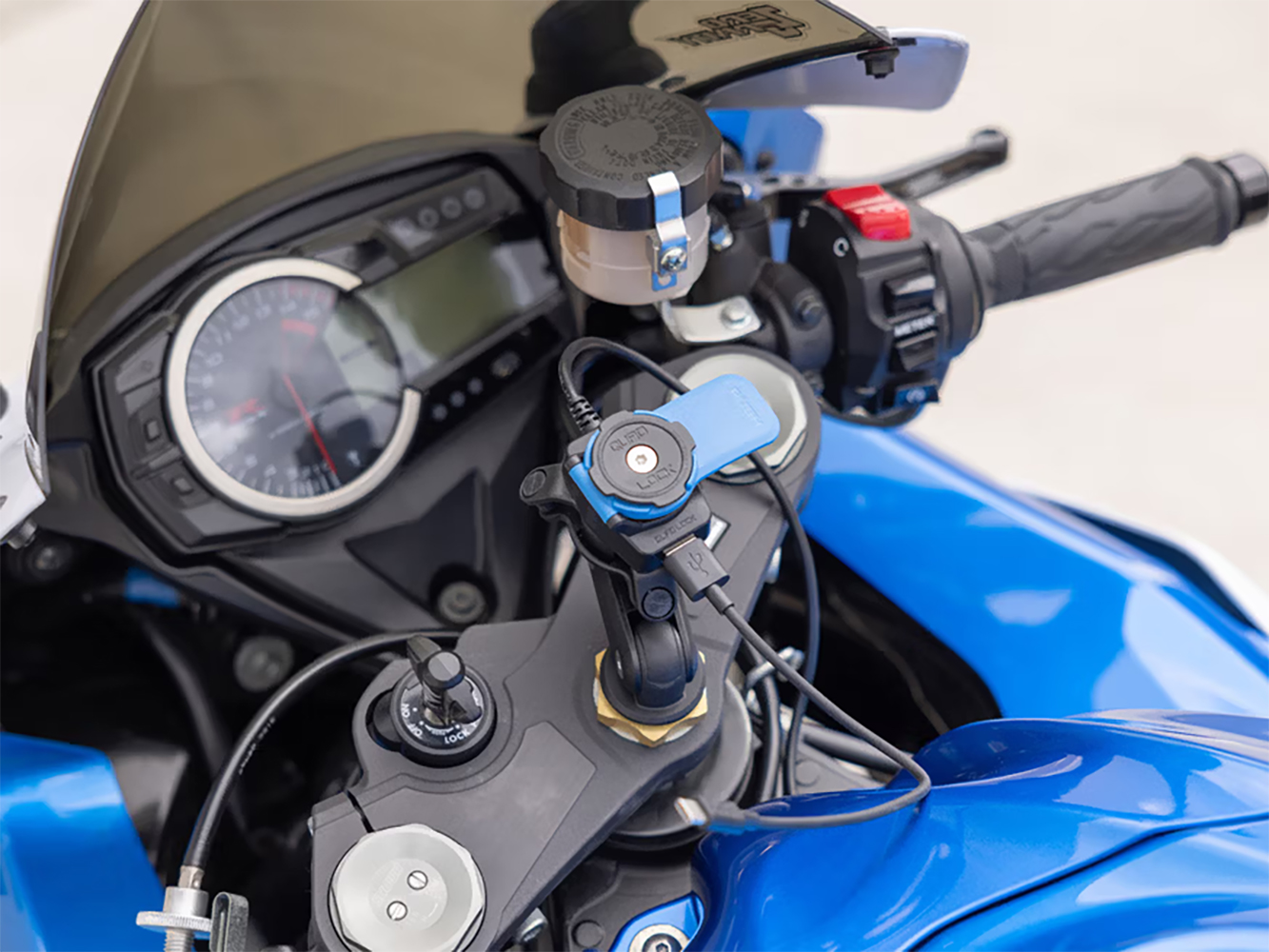 PUNJAČ QUAD LOCK ZA MOTOR USB - Slika 4